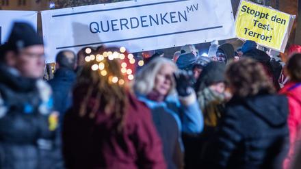 Im Stadtzentrum von Schwerin treffen sich Teilnehmer einer Demonstration gegen die Corona-Beschränkungen.