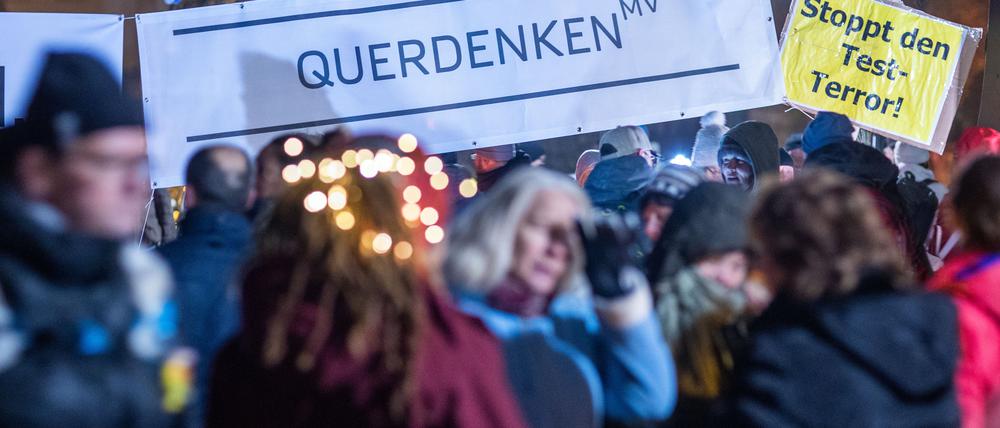 Im Stadtzentrum von Schwerin treffen sich Teilnehmer einer Demonstration gegen die Corona-Beschränkungen.