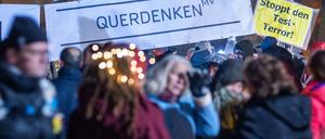 Im Stadtzentrum von Schwerin treffen sich Teilnehmer einer Demonstration gegen die Corona-Beschränkungen.