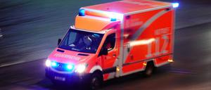 Ein Rettungswagen der Berliner Feuerwehr auf Einsatzfahrt.