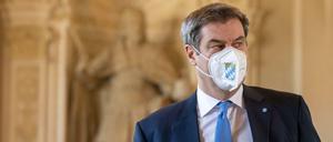 Markus Söder (CSU), Ministerpräsident von Bayern, geht durch die Münchner Residenz.