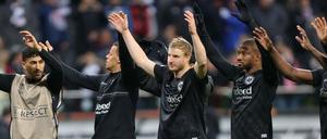 Stolz und kleines bisschen Frust. Die Frankfurter Spieler nach dem Abpfiff.