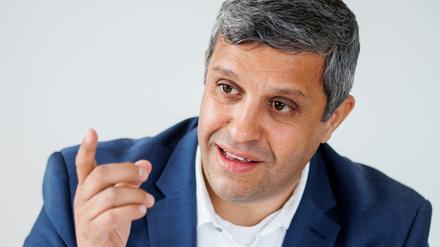 Raed Saleh, Landesvorsitzender der SPD Berlin und Vorsitzender der SPD-Fraktion im Berliner Abgeordnetenhaus, bei einem Interview mit Redakteuren der Deutschen Presse Agentur (DPA) im Kurt-Schuhmacher-Haus.