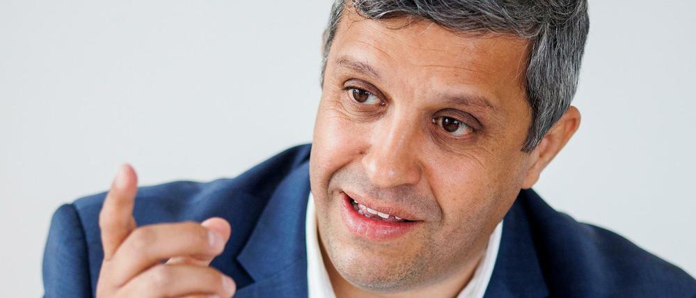 Raed Saleh, Landesvorsitzender der SPD Berlin und Vorsitzender der SPD-Fraktion im Berliner Abgeordnetenhaus, bei einem Interview mit Redakteuren der Deutschen Presse Agentur (DPA) im Kurt-Schuhmacher-Haus.