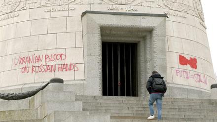 Unbekannte haben auf das sowjetische Ehrenmal im Bezirk Treptow mit roter Farbe Parolen gegen den Krieg in der Ukraine und gegen Putin gesprüht. «Die Schriftzüge seien umgehend von Einsatzkräften unkenntlich gemacht worden, sagte ein Sprecher der Berliner Polizei. Der Staatsschutz des Landeskriminalamts ermittelt wegen Sachbeschädigung und Verwendens von Kennzeichen verfassungswidriger Organisationen.»