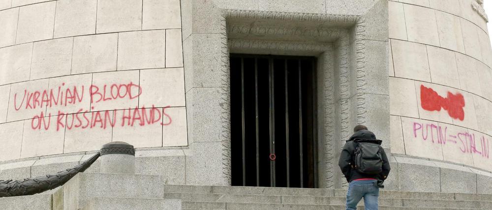 Unbekannte haben auf das sowjetische Ehrenmal im Bezirk Treptow mit roter Farbe Parolen gegen den Krieg in der Ukraine und gegen Putin gesprüht. «Die Schriftzüge seien umgehend von Einsatzkräften unkenntlich gemacht worden, sagte ein Sprecher der Berliner Polizei. Der Staatsschutz des Landeskriminalamts ermittelt wegen Sachbeschädigung und Verwendens von Kennzeichen verfassungswidriger Organisationen.»
