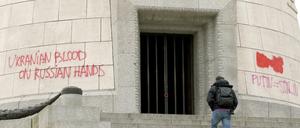 Unbekannte haben auf das sowjetische Ehrenmal im Bezirk Treptow mit roter Farbe Parolen gegen den Krieg in der Ukraine und gegen Putin gesprüht. «Die Schriftzüge seien umgehend von Einsatzkräften unkenntlich gemacht worden, sagte ein Sprecher der Berliner Polizei. Der Staatsschutz des Landeskriminalamts ermittelt wegen Sachbeschädigung und Verwendens von Kennzeichen verfassungswidriger Organisationen.»