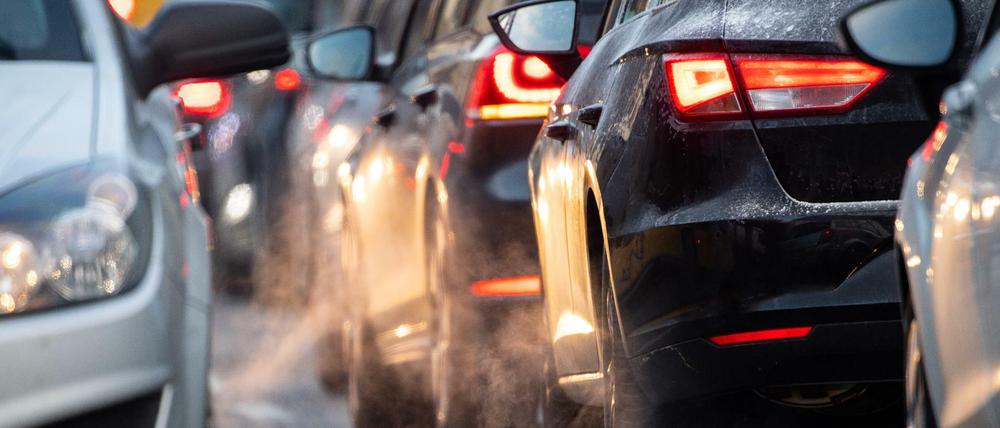 Autos stauen sich auf einer Straße.
