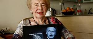 Die Sekretärin Mimi Reinhardt mit einem Bild von Oskar Schindler.