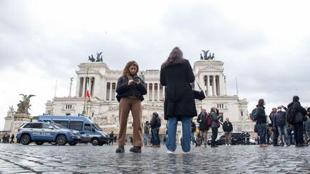Wo sich vor der Pandemie ganze Busladungen von Touristen tummelten, wie hier an der Piazza Venezia, gibt es derzeit nur kleine Gruppen von Besuchern.