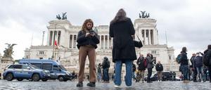 Wo sich vor der Pandemie ganze Busladungen von Touristen tummelten, wie hier an der Piazza Venezia, gibt es derzeit nur kleine Gruppen von Besuchern.