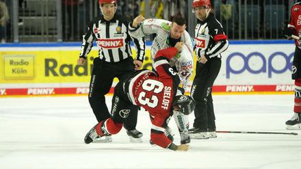 Kölns Patrick Sieloff zieht im Zweikampf mit Eisbär Yannick Veilleux den Kürzeren.