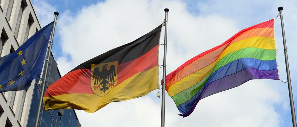 Die Regenbogenfahne, hier vor dem Familienministerium (Archivbild)