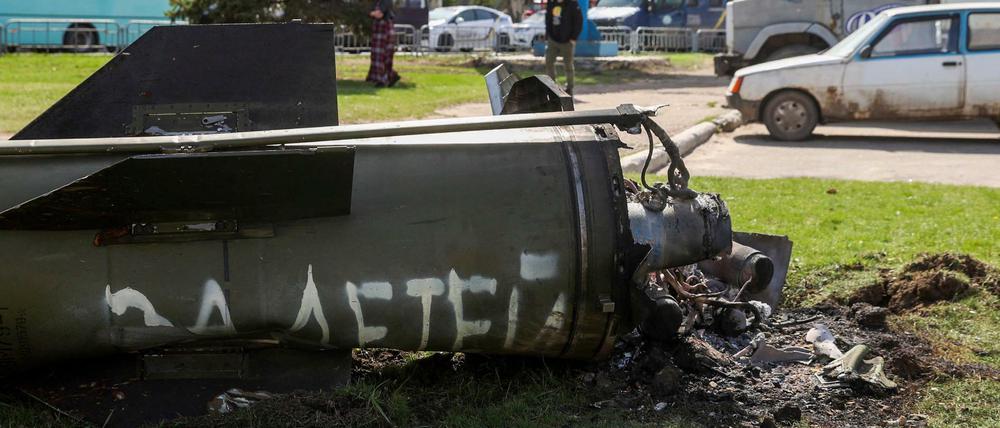 Die Überreste einer vermutlich russischen Rakete liegen vor dem Bahnhof in Kramatorsk.
