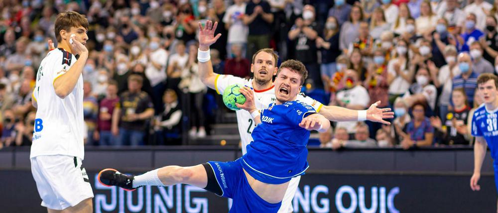 Schwer zu stoppen. Elias Ellefsen á Skipagøtu im ersten WM-Play-off-Spiel gegen die Deutschen, die allerdings klar gewannen.