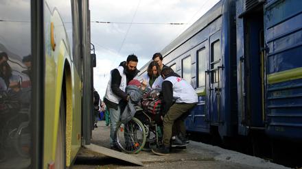 Mit der Bahn Richtung Sicherheit. Ein Team von Ärzte ohne Grenzen nutzt in der Region Kramatorsk eigens umgebaute Züge, um Patienten zu versorgen.