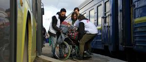 Mit der Bahn Richtung Sicherheit. Ein Team von Ärzte ohne Grenzen nutzt in der Region Kramatorsk eigens umgebaute Züge, um Patienten zu versorgen.