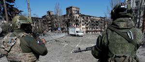 Pro-Russische Soldaten auf Patrouille im zerstörten Süden der ukrainischen Hafenstadt Mariupol.