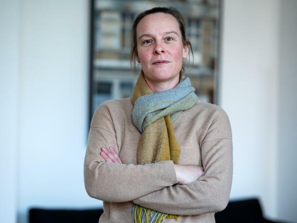 Berlins Justizsenatorin Lena Kreck verweist auf den Grundgesetz-Artikel 15 als Basis für die Enteignung großer Immobilienunternehmen.