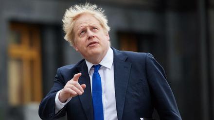 Der britische Premier Boris Johnson muss den ersten Rücktritt wegen seiner „Partygate“-Strafe zur Kenntnis nehmen.
