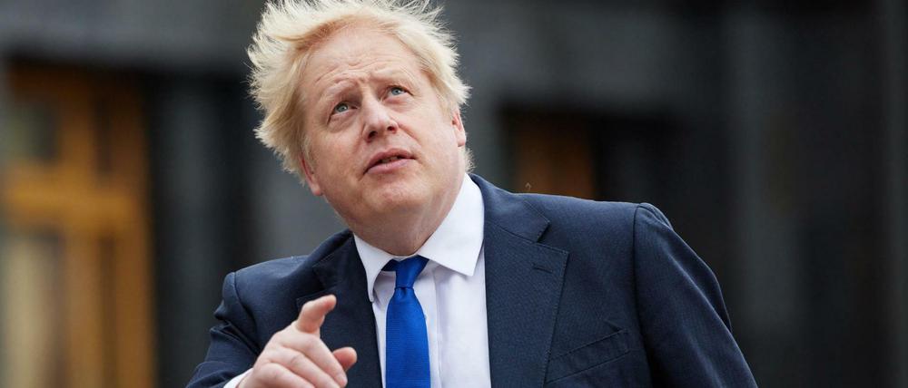 Der britische Premier Boris Johnson muss den ersten Rücktritt wegen seiner „Partygate“-Strafe zur Kenntnis nehmen.