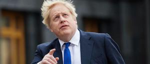 Der britische Premier Boris Johnson muss den ersten Rücktritt wegen seiner „Partygate“-Strafe zur Kenntnis nehmen.