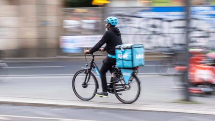 Ein Kurierfahrer des Liederdiensts "Wolt" hat am Sonntagnachmittag mehrere Fußgänger in Friedrichshain verletzt.