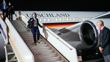 Annalena Baerbock, Außenministerin von Deutschland, steigt in Bamako aus einem Regierungsflieger.