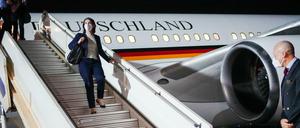 Annalena Baerbock, Außenministerin von Deutschland, steigt in Bamako aus einem Regierungsflieger.