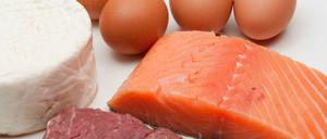 Fit mit Proteinen. Freizeitsportlerinnen und -sportler können ihren Eiweißbedarf aus natürlichen Lebensmitteln stillen. Zusätzliche Shakes und Riegel sind teuer und nicht notwendig,