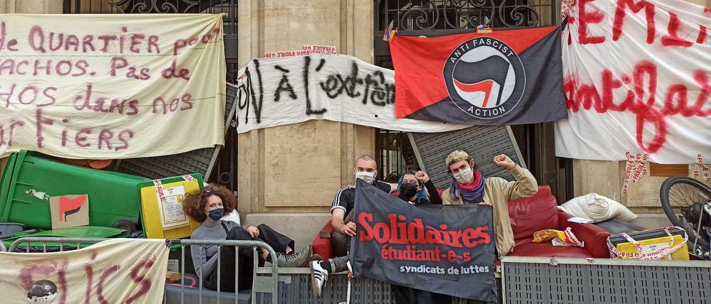 Auf den Barrikaden: Max M. und weitere Studierende blockieren den Eingang der Universität Science Po Paris.