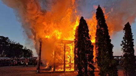 Osterfeuer sollen den Abschied vom Winter symbolisieren (hier in Brandenburg). In Nordhessen kam es nun zu einem schweren Unfall.