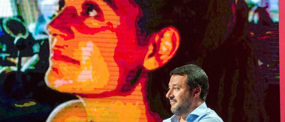 Sie wurde zum Gesicht der Menschlichkeit, er verließ die Regierung: Die deutsche Kapitänin Carola Rackete widersetzte sich im Sommer 2019 den Anweisungen von Italiens Innenminister Matteo Salvini (hier während einer Talkshow) und brachte mehr als 50 Schiffbrüchige im Hafen von Trapani in Sicherheit.