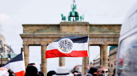 Teilnehmer an einer Demonstration von Rechtsextremisten und Reichsbürgern.