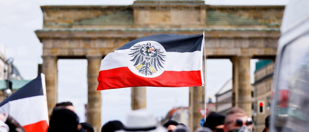 Teilnehmer an einer Demonstration von Rechtsextremisten und Reichsbürgern.