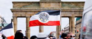 Teilnehmer an einer Demonstration von Rechtsextremisten und Reichsbürgern.