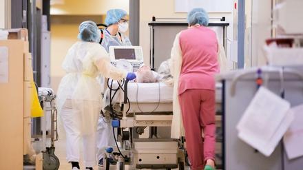 In Deutschland sterben derzeit täglich über 300 Menschen an oder mit Covid-19, über 200 werden täglich neu auf Intensivstationen aufgenommen.