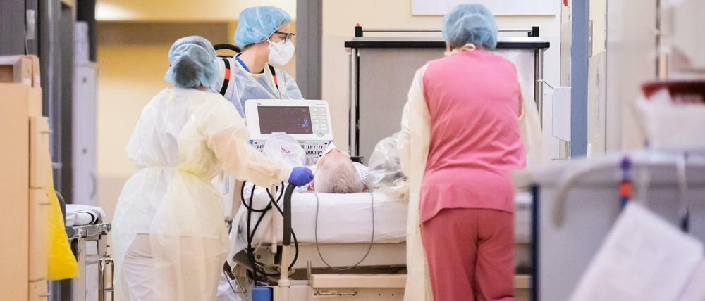 In Deutschland sterben derzeit täglich über 300 Menschen an oder mit Covid-19, über 200 werden täglich neu auf Intensivstationen aufgenommen.