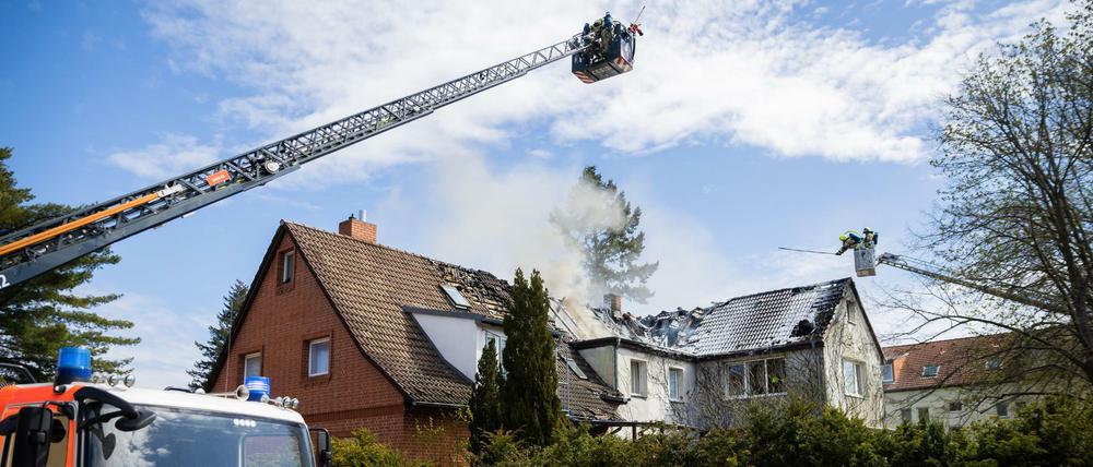 Brand in Spandau: Das Dachgeschoss stand in Flammen, da musste die Feuerwehr mit einer Drehleiter anrücken.