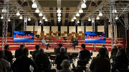 Im ehemaligen Ballsaal des Internationalen Congress Centrums arbeiten jetzt Musikerinnen und Musiker.