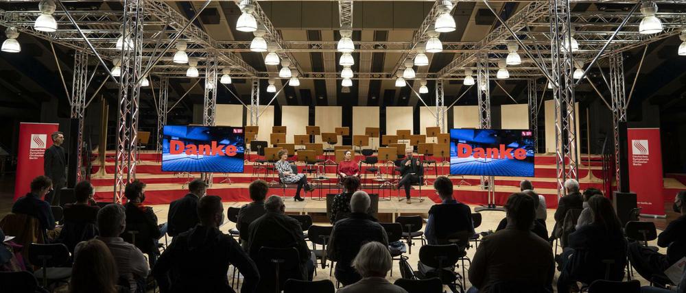 Im ehemaligen Ballsaal des Internationalen Congress Centrums arbeiten jetzt Musikerinnen und Musiker.