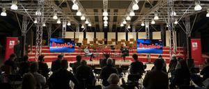 Im ehemaligen Ballsaal des Internationalen Congress Centrums arbeiten jetzt Musikerinnen und Musiker.