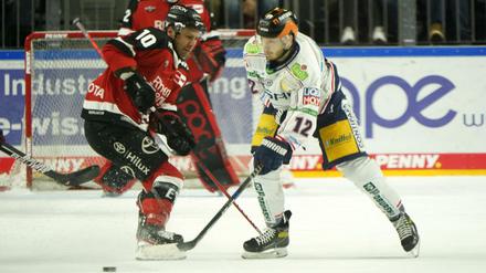 Eric Mik (r.) und seine Kollegen ließen gegen die Kölner Haie um Jonathan Matsumoto nur zwei Gegentreffer zu.