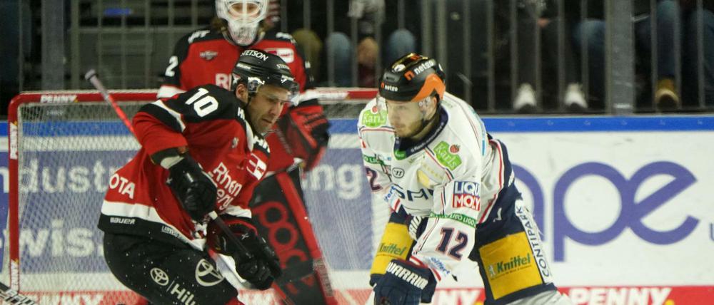 Eric Mik (r.) und seine Kollegen ließen gegen die Kölner Haie um Jonathan Matsumoto nur zwei Gegentreffer zu.