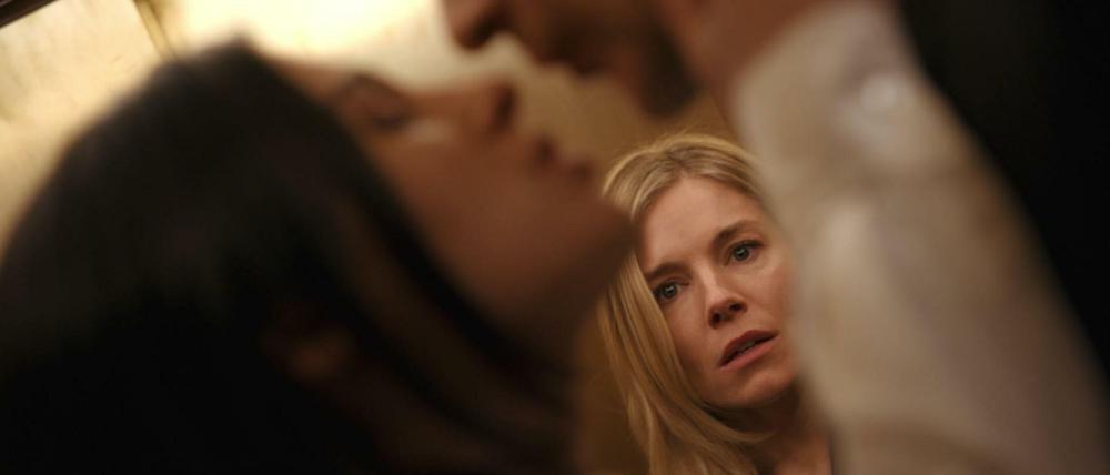 Sophie (Sienna Miller) beobachtet ihren Mann.