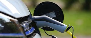 Ein Auto mit Plug-in-Hybrid.