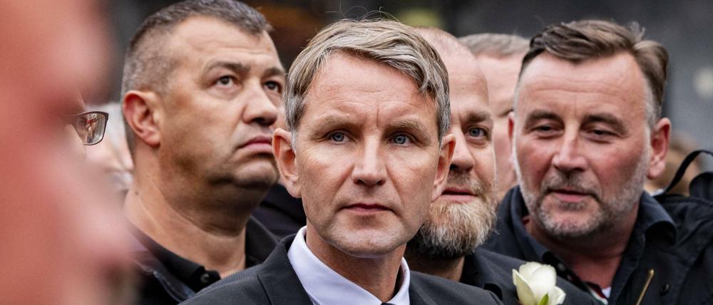 Inmitten von Pegida-Demonstranten in Chemnitz: Der Thüringer AfD-Chef Björn Höcke steht in der AfD ganz rechtsaußen.