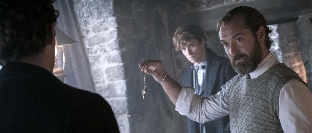 Eddie Redmayne als Newt Scamander und Jude Law (r) als Albus Dumbledore im Film „Phantastischen Tierwesen“ 3.