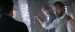 Eddie Redmayne als Newt Scamander und Jude Law (r) als Albus Dumbledore im Film „Phantastischen Tierwesen“ 3.