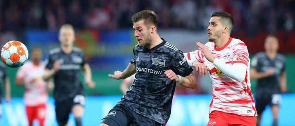 Unions Robin Knoche hält Andre Silva auf Distanz.